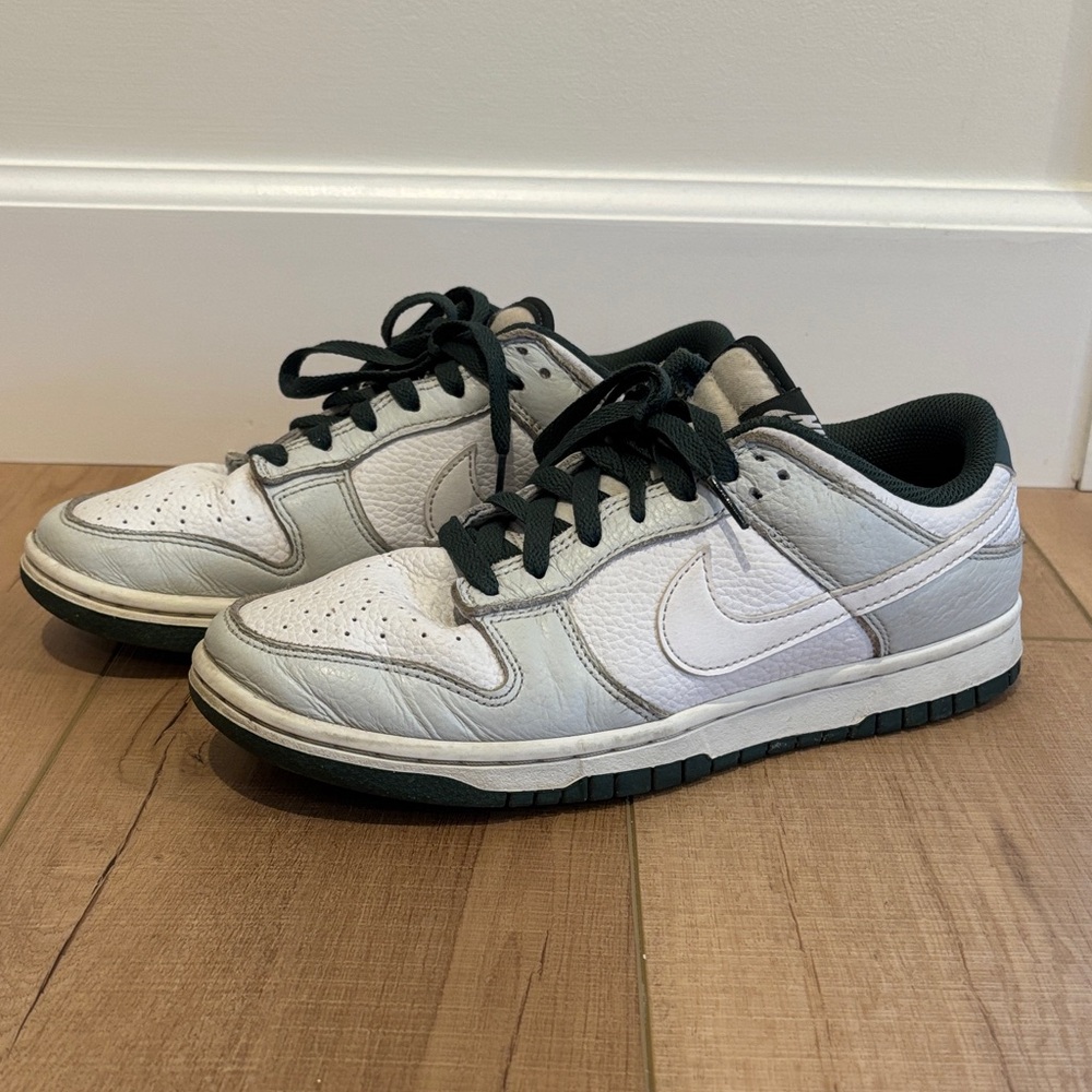 Nike White and Black Sneakers